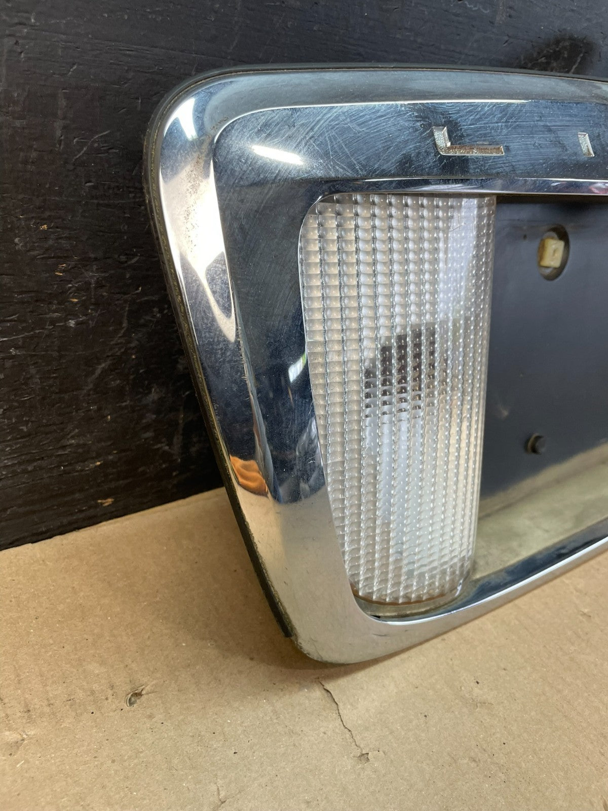 1998-2002 Lincoln Town Car Trunk Finish Panel Reverse License Plate AC1887 DG2