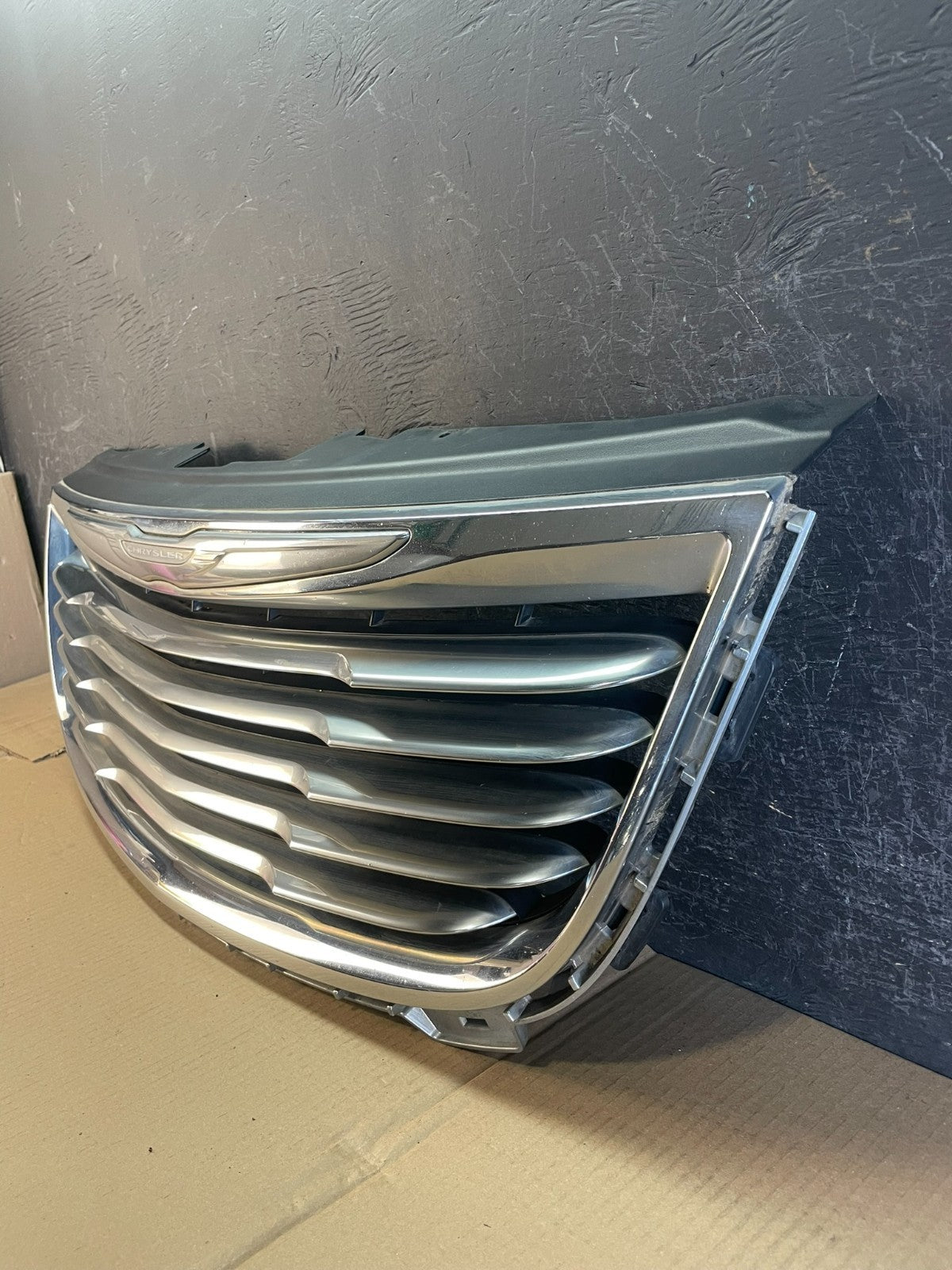 2011 to 2016 Chrysler Town & Country Front Upper Grill Grille AE3513 DG1