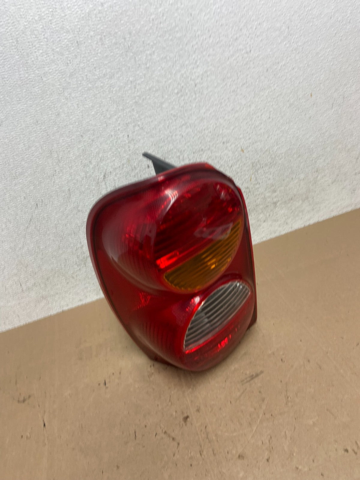 2002 2003 2004 Jeep Liberty Left Driver LH Side Tail Light AE5999 DW2