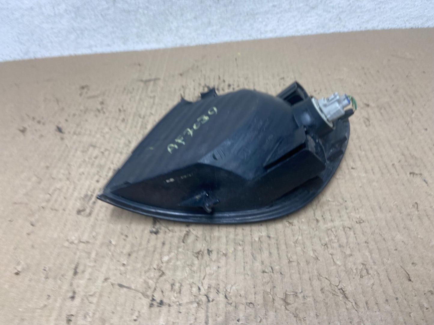 2001 to 2003 Toyota Sienna Turn Signal Right Passenger RH Lamp AF7039 DW7