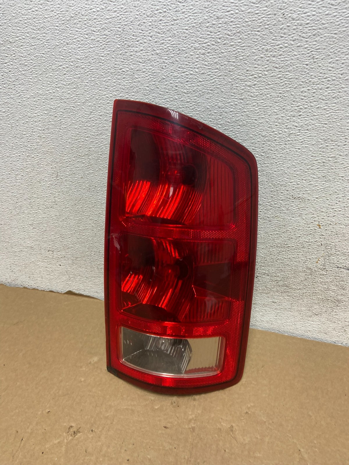 2002 to 2006 Dodge Ram 1500 Right passenger Rh side Tail Light AF7352 DW0