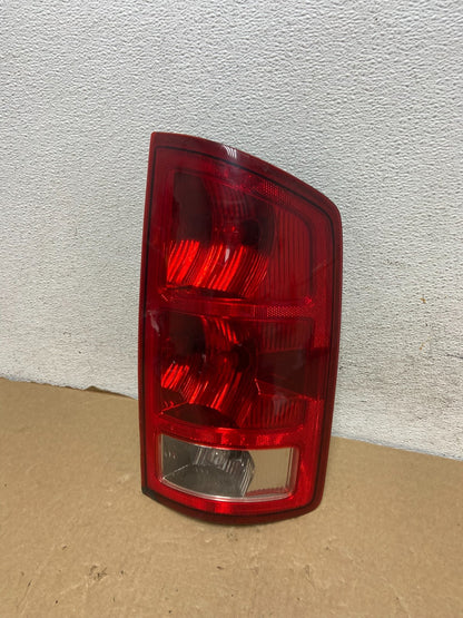 2002 to 2006 Dodge Ram 1500 Right passenger Rh side Tail Light AF7352 DW0