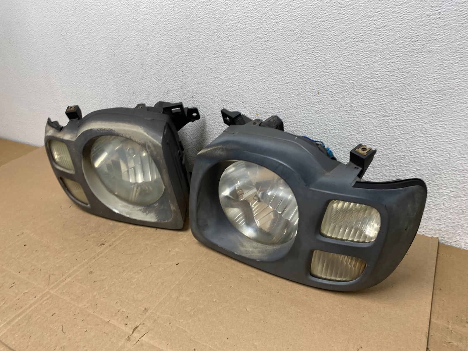 2002 2003 2004 Nissan Xterra Left+Right Side Headlights AE5951 DW1
