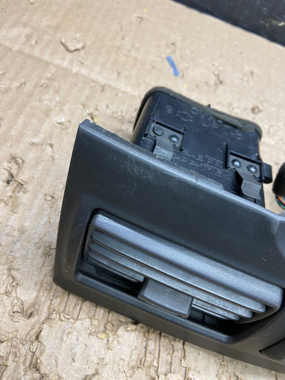 2000 2001 Infiniti I30 Center Dashboard Air Vent OEM v7731 DG1