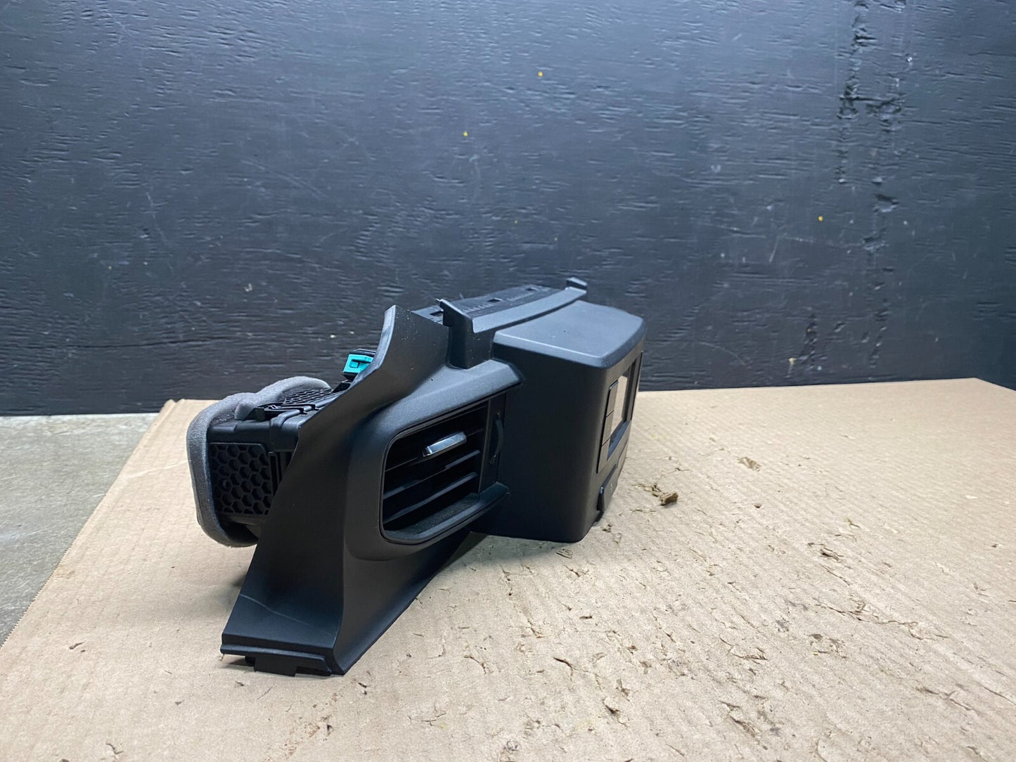 2020 to 2023 Ford  Explorer Console Radio Display Screen Air Vents F5214 DG1 Oem1