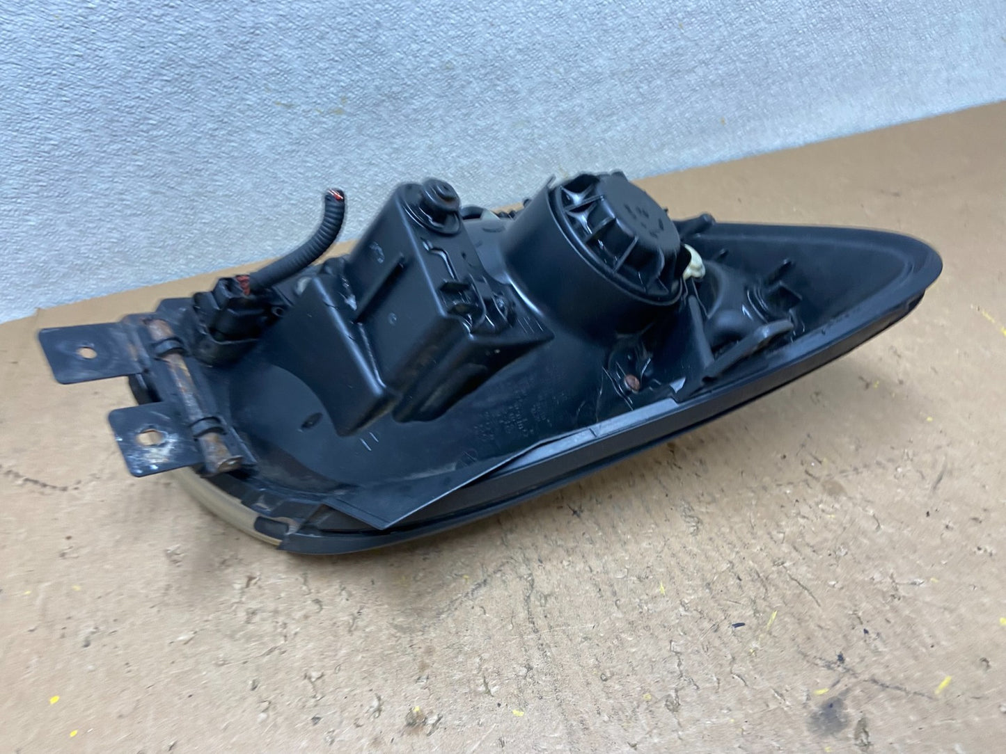 2005 to 2006 Kia Sportage Left Driver LH Halogen Headlight OEM Z9586 DW5