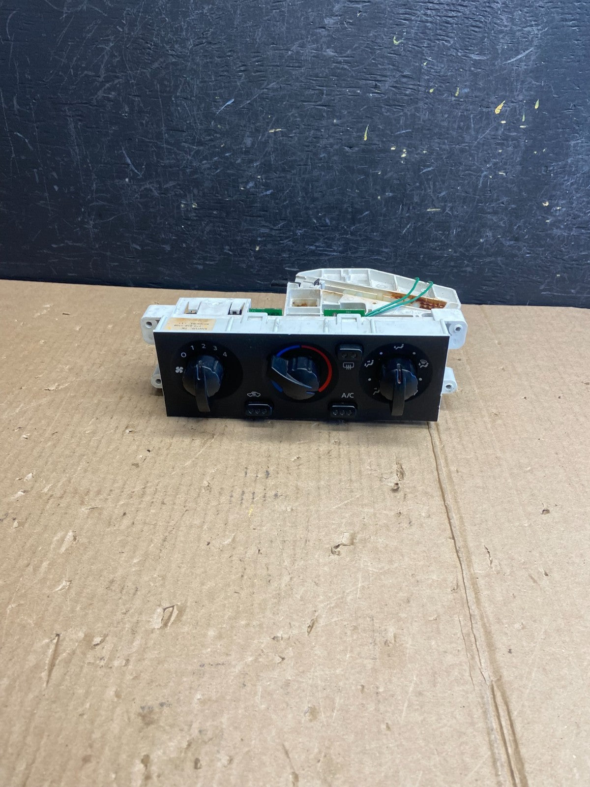 2001-2004 Nissan Xterra Heater A/C Climate Temperature Control AE3811 DG0