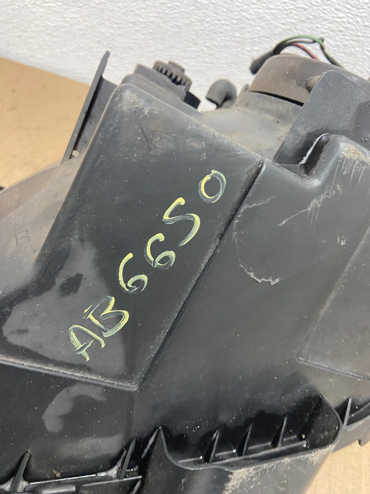 2001 to 2003 Mazda Protege Right Passenger RH Side Headlight OEM AB6650 DW9