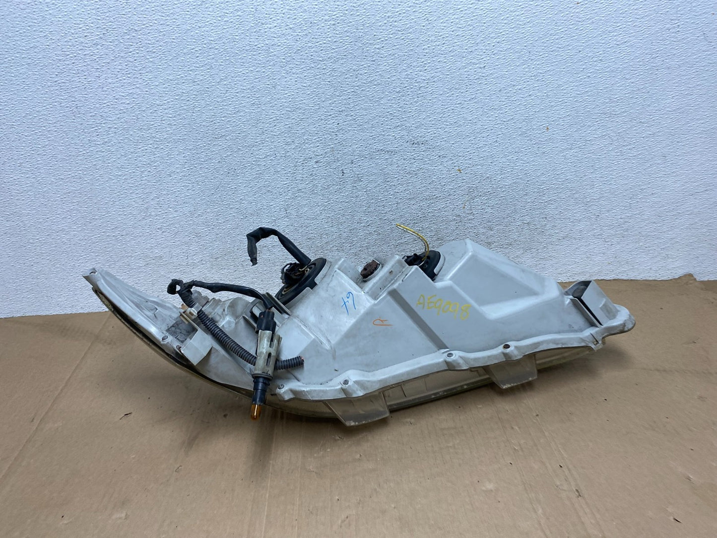2010 - 2011 Toyota Camry Left Driver LH Halogen Headlight AE9098 DW8