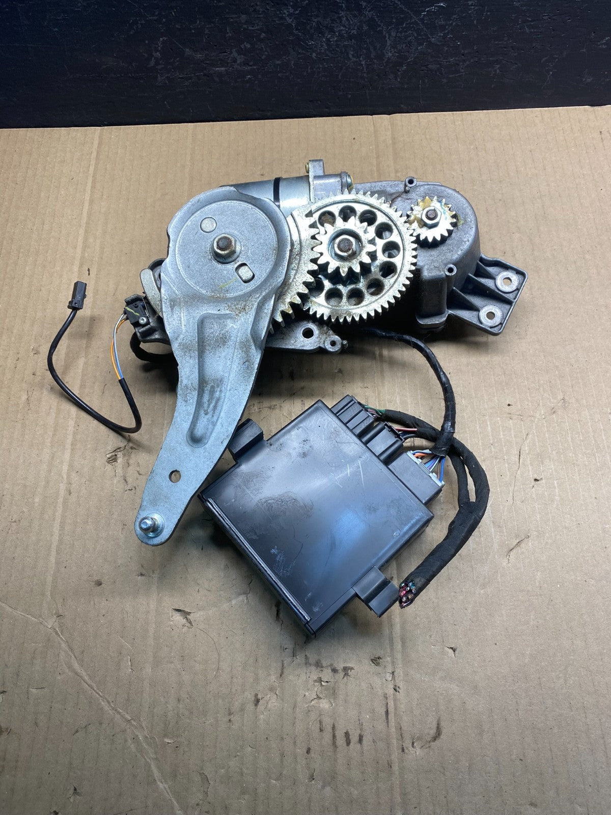 2007 2008 Acadia Enclave Escalade Suburban Liftgate Door Module Motor AC0899  DG0