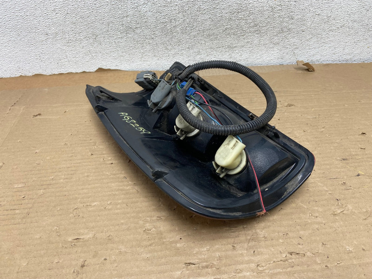 2000 - 2006 Chevrolet Suburban Tahoe Yukon Left Driver LH Tail Light AG8259 LK3