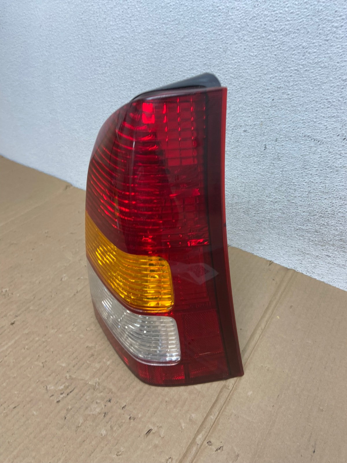 2001 2002 2003 2004 Mazda Tribute Right Passenger Rh Tail Light AE8990 LK1