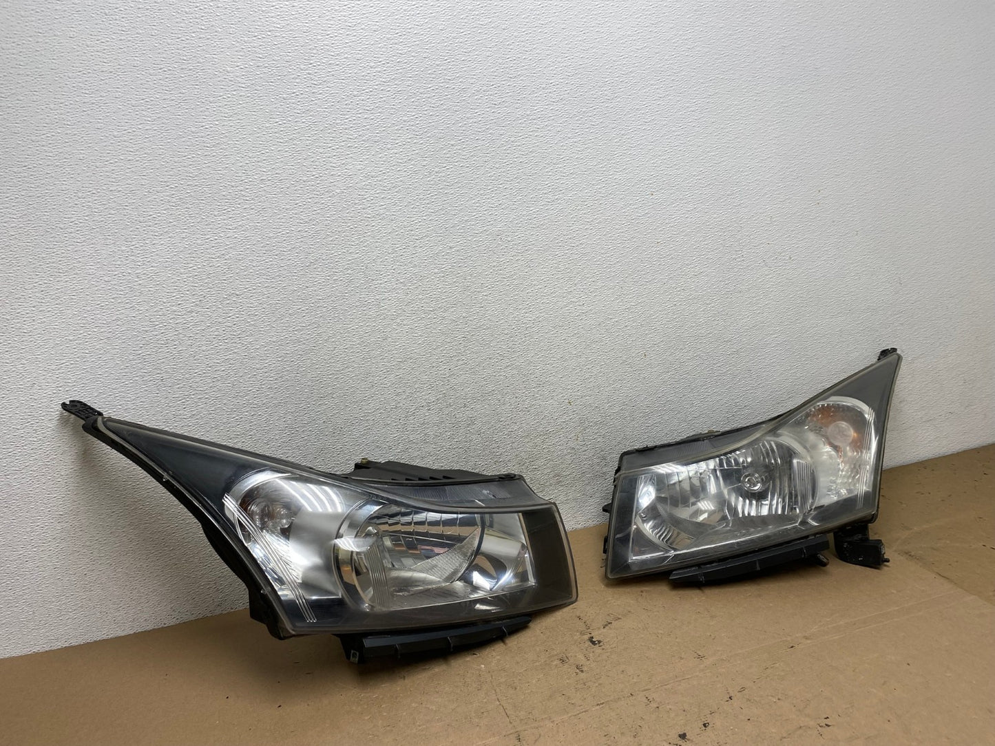 2011 to 2015 Chevrolet Cruze Halogen Left+Right Set Headlights AF4630 LK2