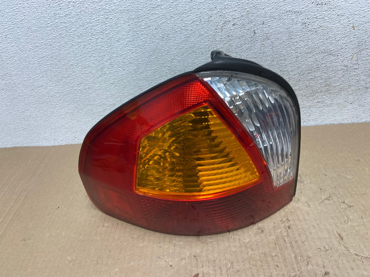 2001 - 2004 Hyundai Santa Fe Left Driver LH Side Tail Light AE9720 LK0