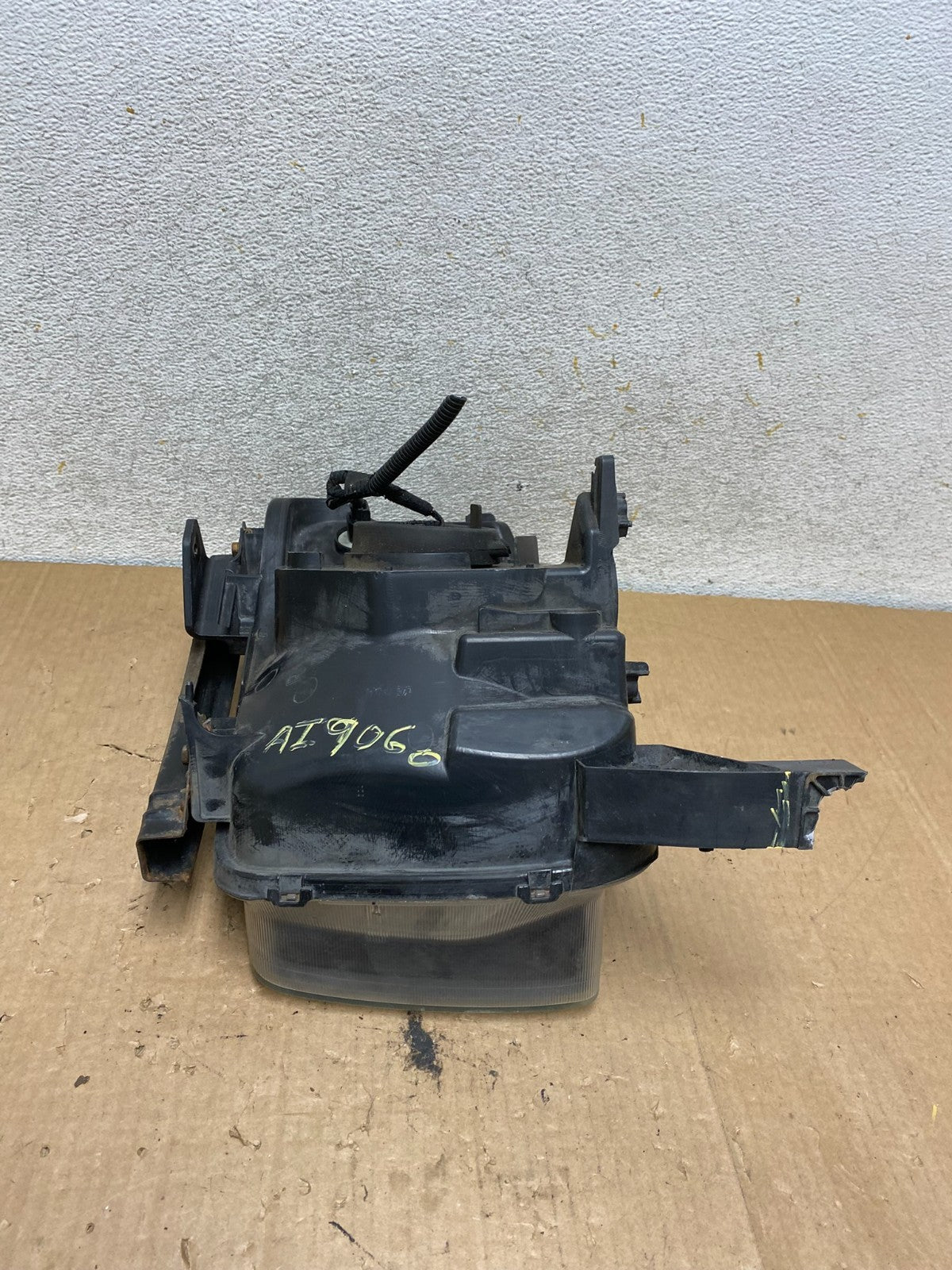 2003 to 2006 Honda Element Right Passenger Rh Side Headlight AI9060 DW9