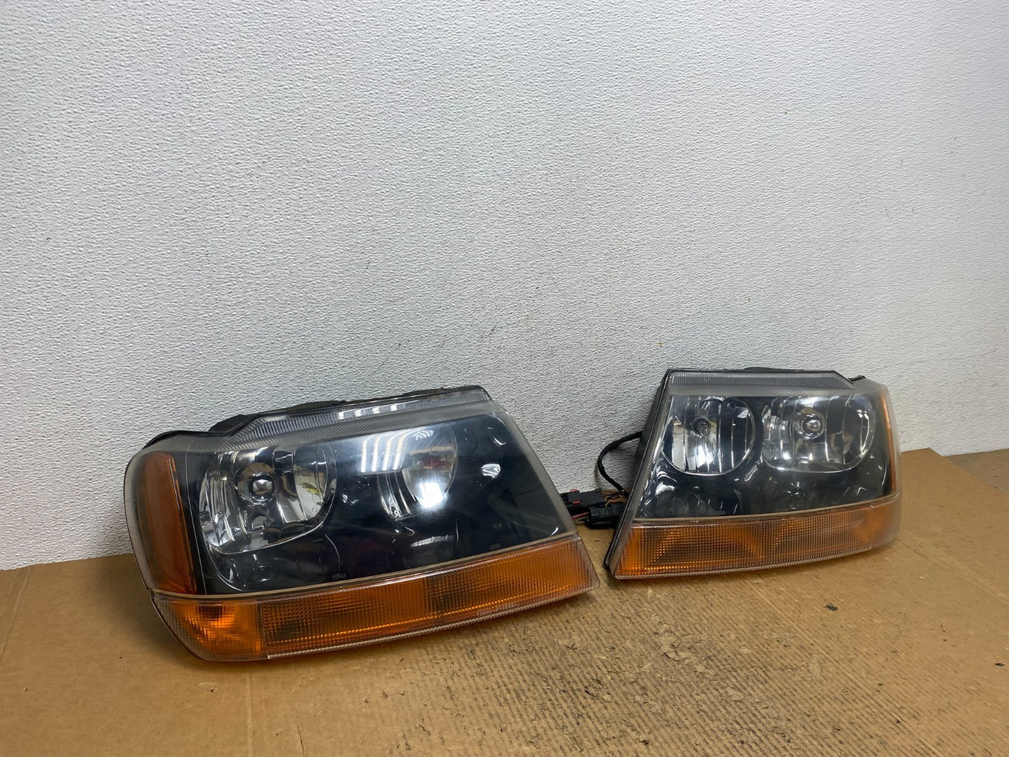 1999 - 2004 Jeep Grand Cherokee Left+Right Set Halogen Headlights AE2883 DW2