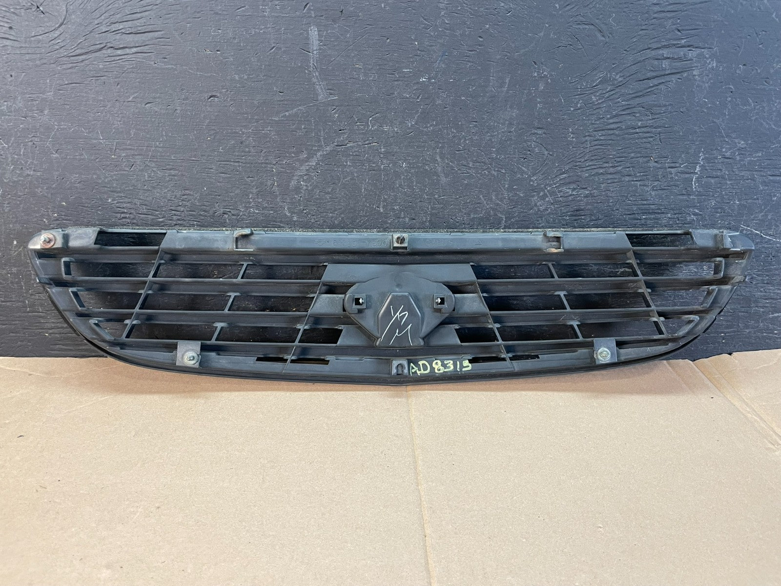 2002 2003 2004 Infiniti I35 Sedan Front Upper Grill Grille AD8315 DG3