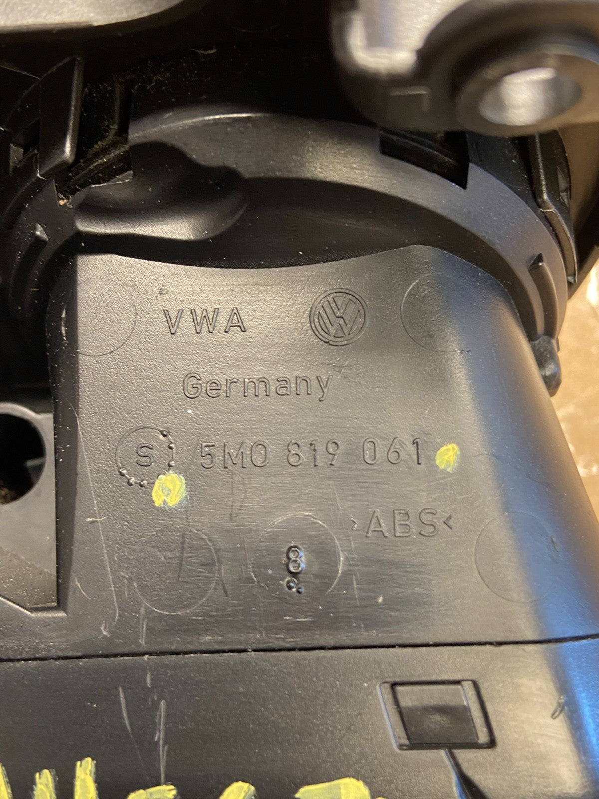 2009 2010 2011 Volkswagen Tiguan Center Dash Radio Bezel Trim AH5674 DG4