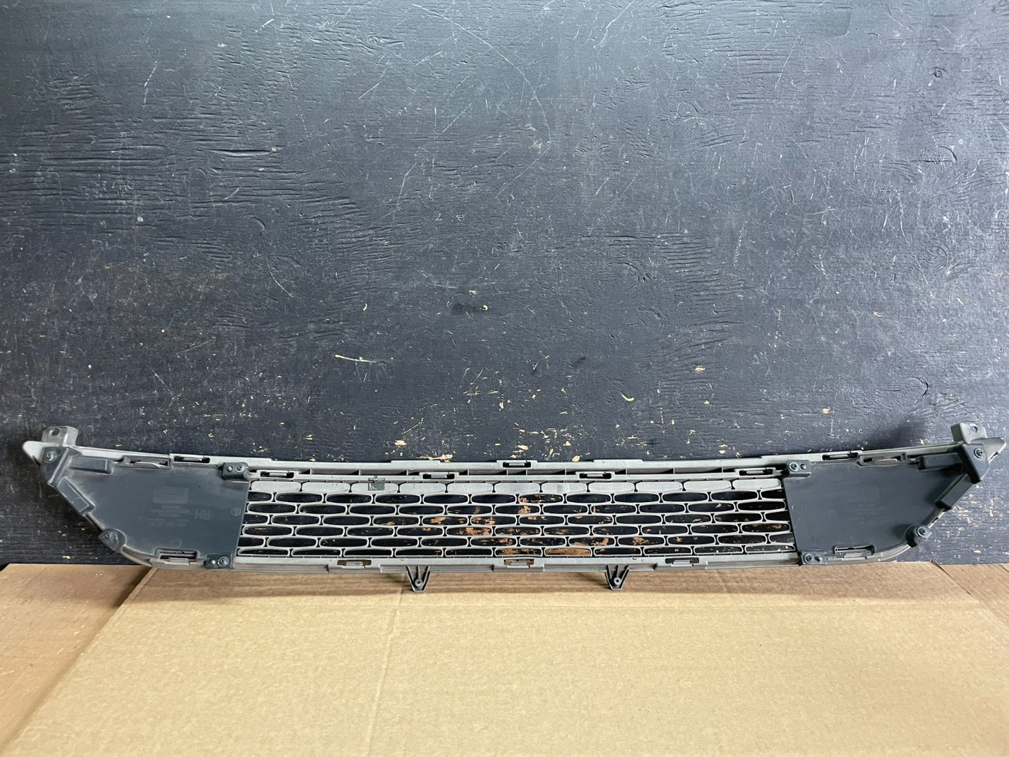 2014 to 2015 Kia Sorento Front Bumper Lower Center Grill Grille aa8940 DG3