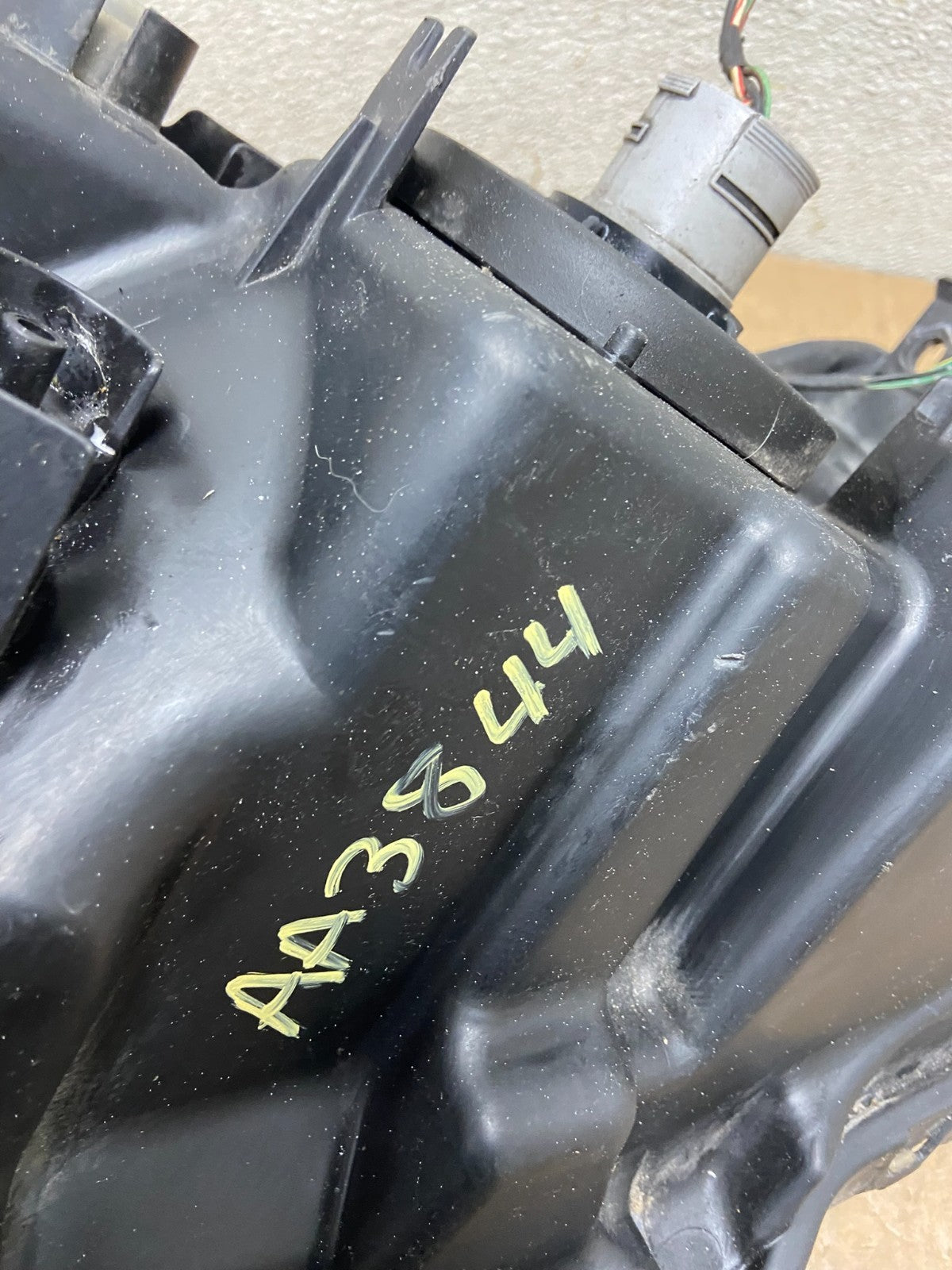 2004 - 2011 Mitsubishi Endeavor Headlight Right Passenger Rh Side Oem AA3844 DW9
