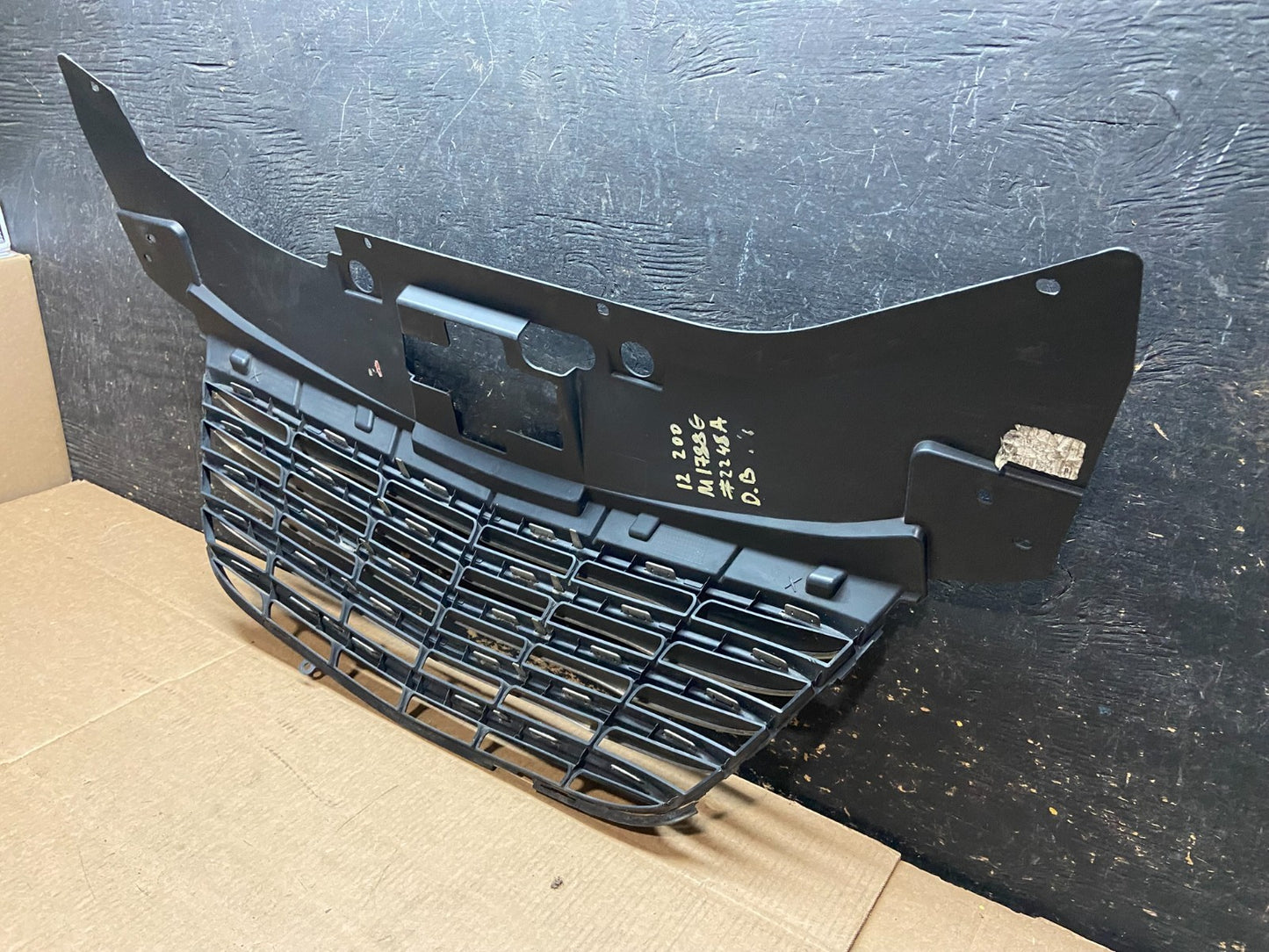 2011 to 2014 Chrysler 200 Front Upper Grill Grille OEM Y9421 DG5