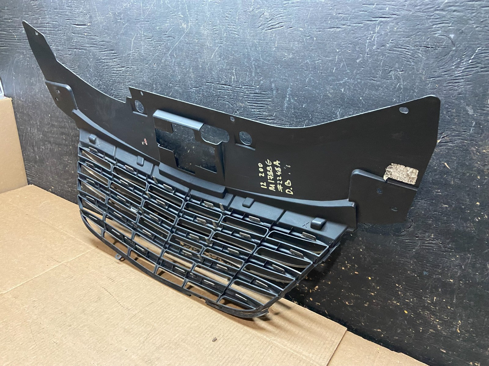 2011 to 2014 Chrysler 200 Front Upper Grill Grille OEM Y9421 DG5