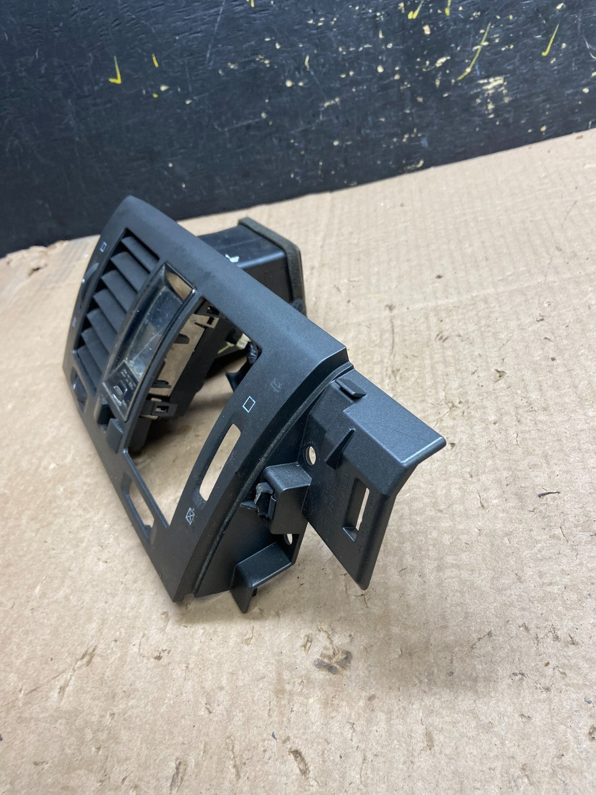2006 to 2011 Cadillac DTS Dash Center Air Vent Heater Bezel OEM z0248 DG3