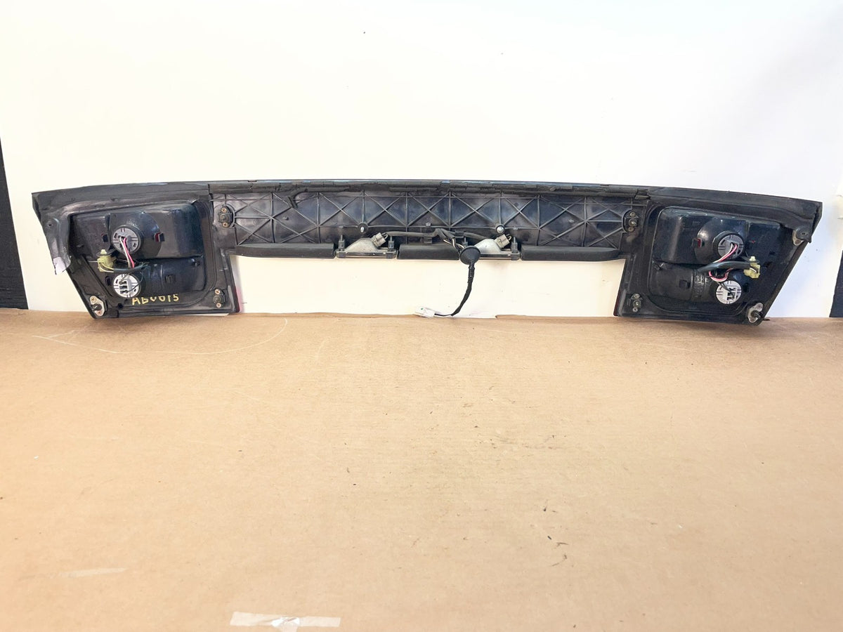 2000 to 2004 Subaru Legacy 4dr Sedan Trunk Center Tail Light Panel AG0815 DG3