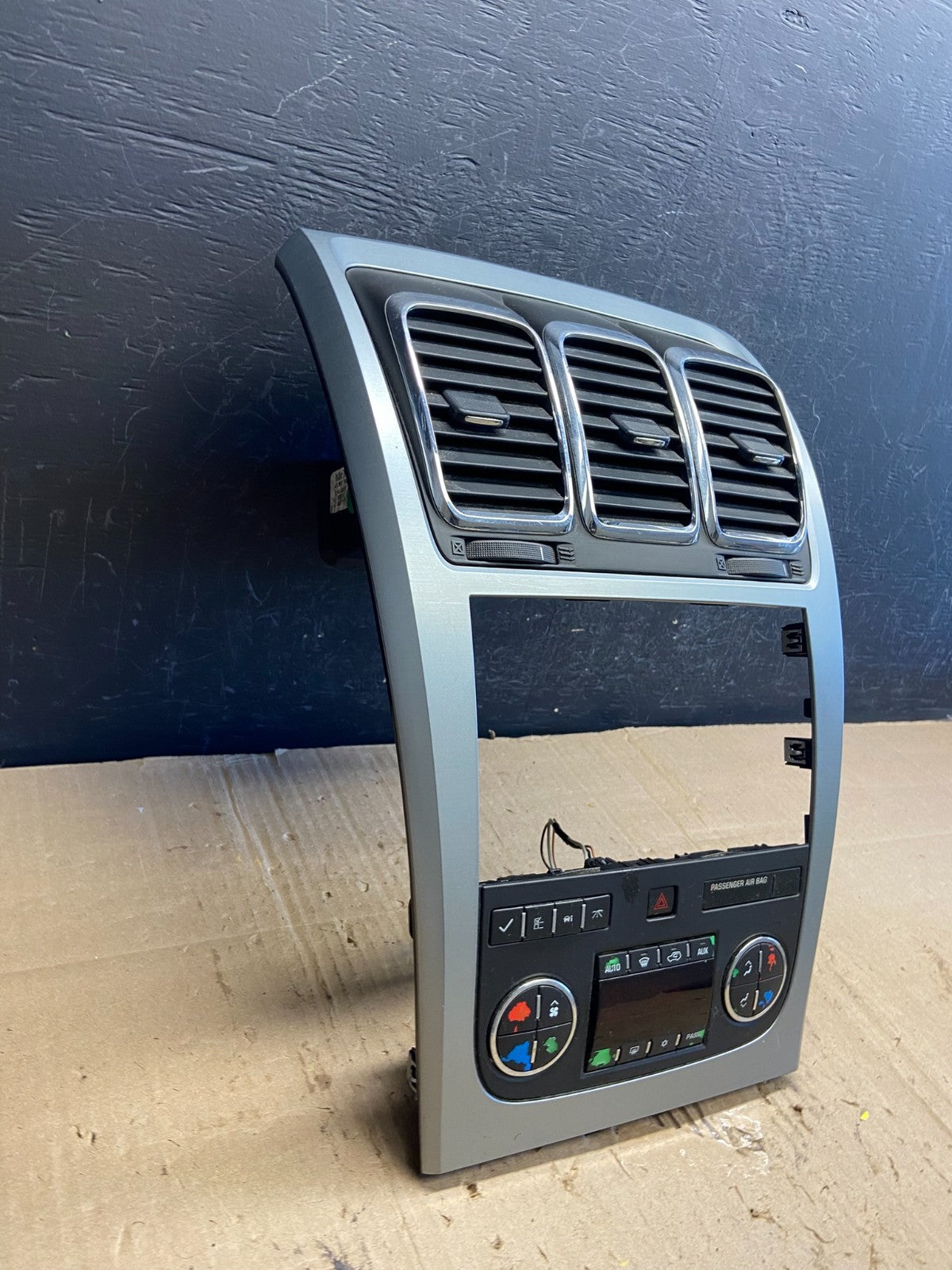 2007 - 2012 GMC Acadia A/C Heater Climate Control Radio Panel Bezel OE AE1984 DG3