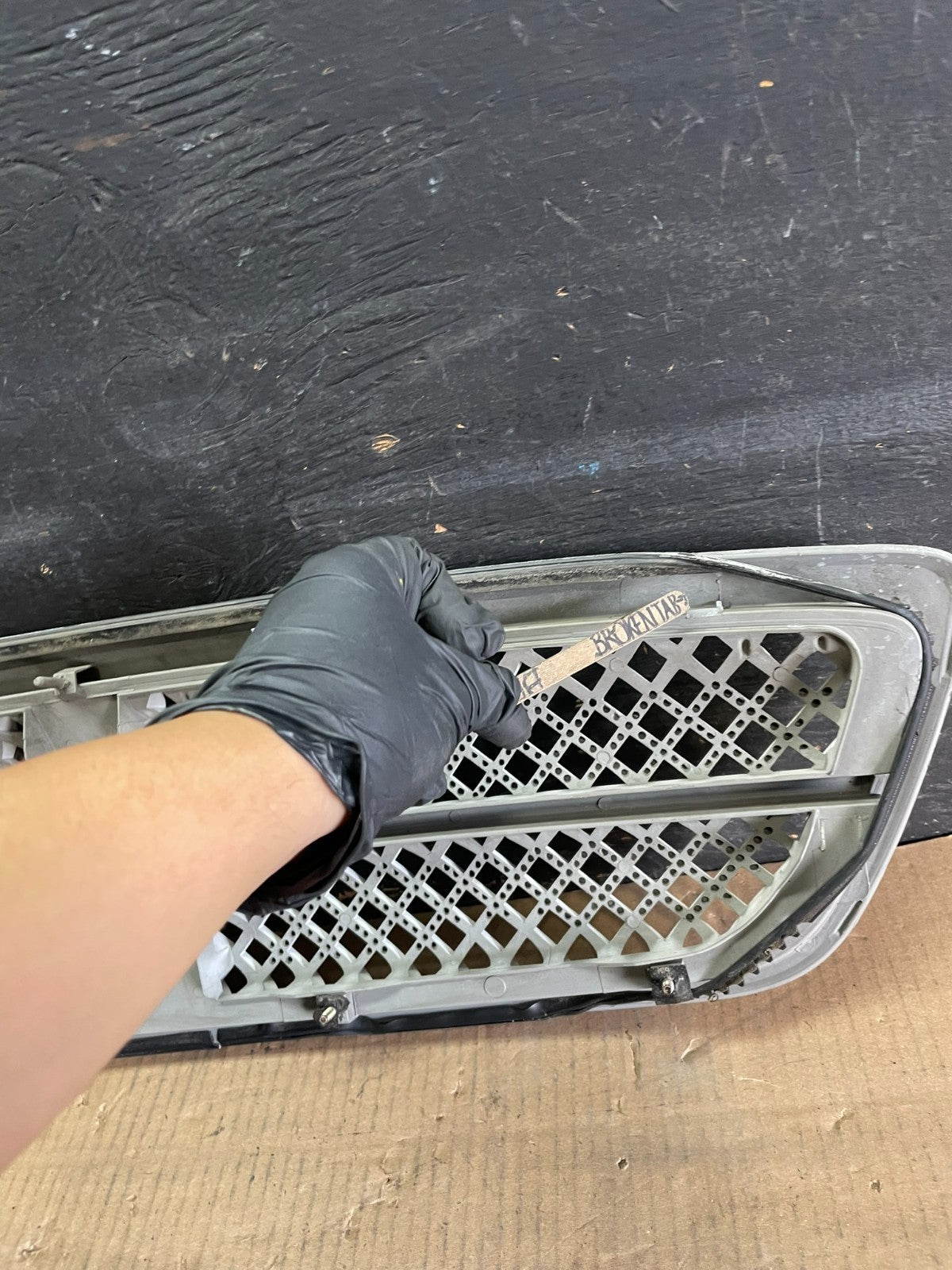 2004 to 2005 Kia Sedona Front Upper Grill Grille OEM r5396 DG9