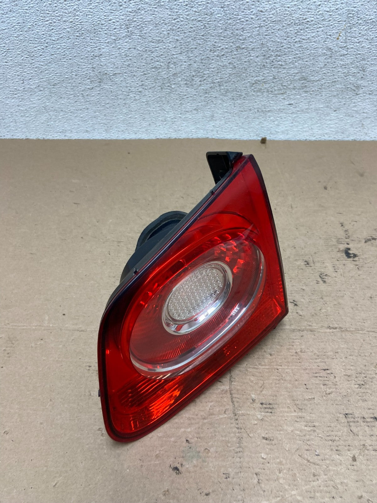 2009-2011 Volkswagen Tiguan Right Passenger Side Inner Tail Light AF4836 LK2