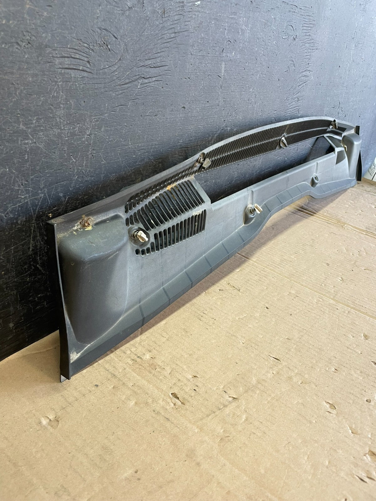 2001-2006 BMW X5 Windshield Wiper Air Micro Filter Housing Cover Panel AD8571 DG2