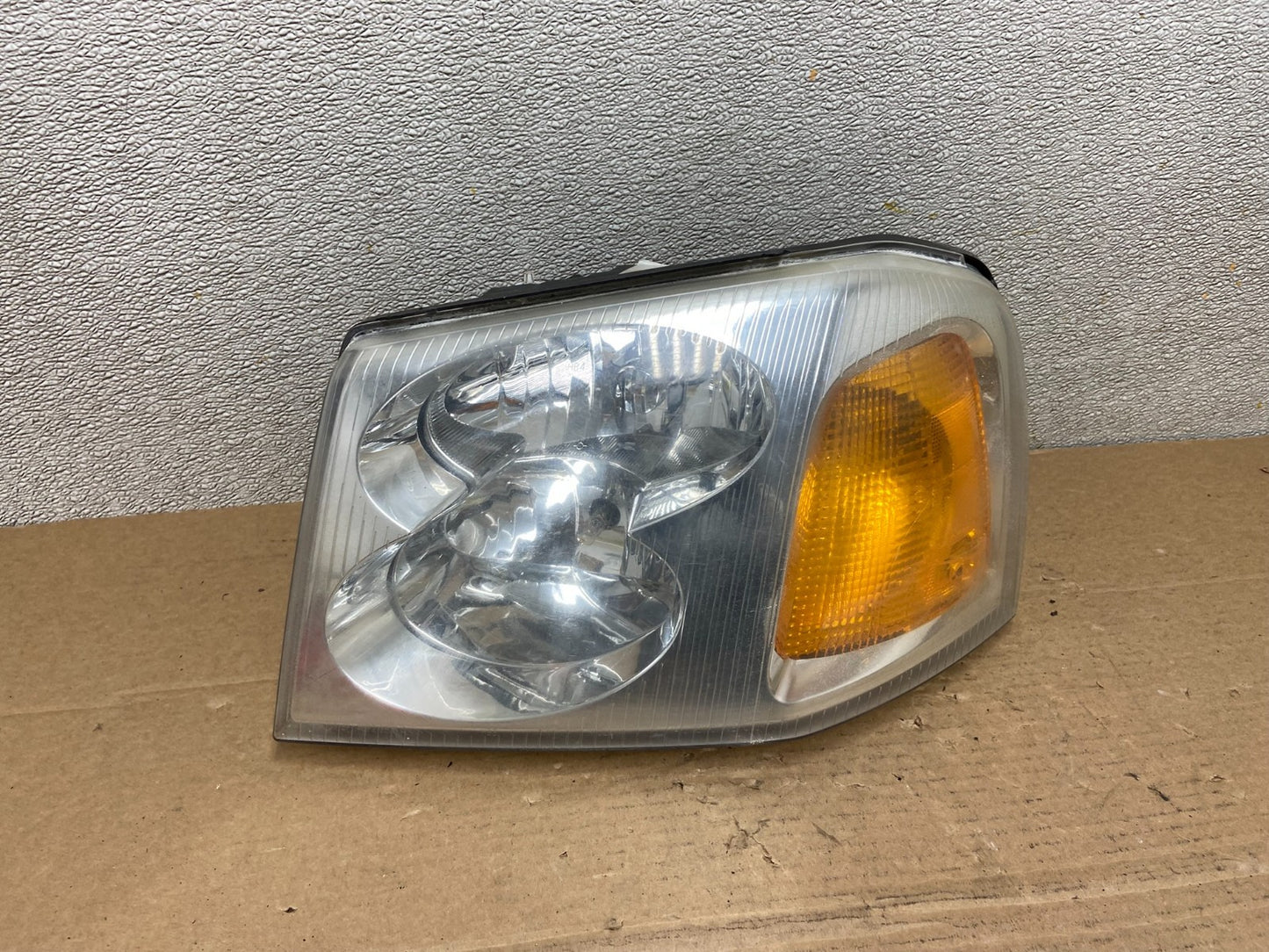 2002 to 2009 Gmc Envoy Left Driver Lh Side Headlight Halogen Oem AB4496 DW0