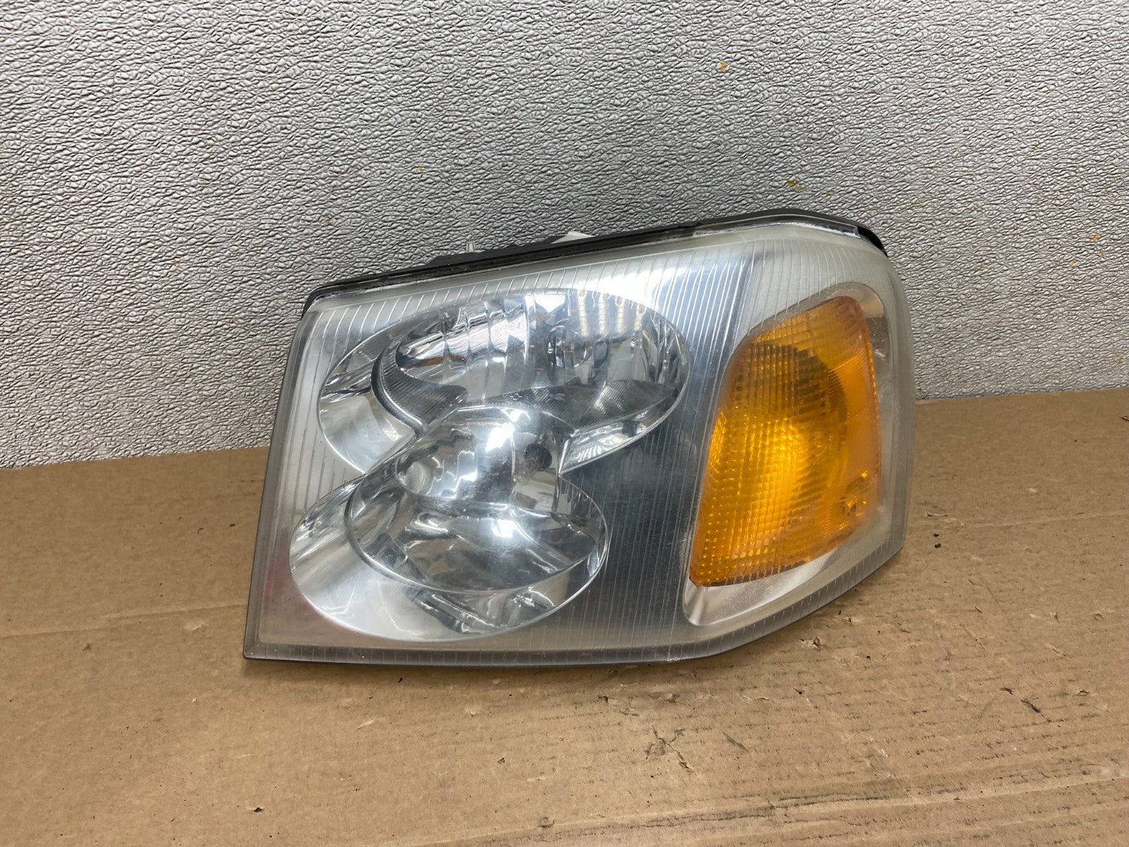 2002 to 2009 Gmc Envoy Left Driver Lh Side Headlight Halogen Oem AB4496 DW0