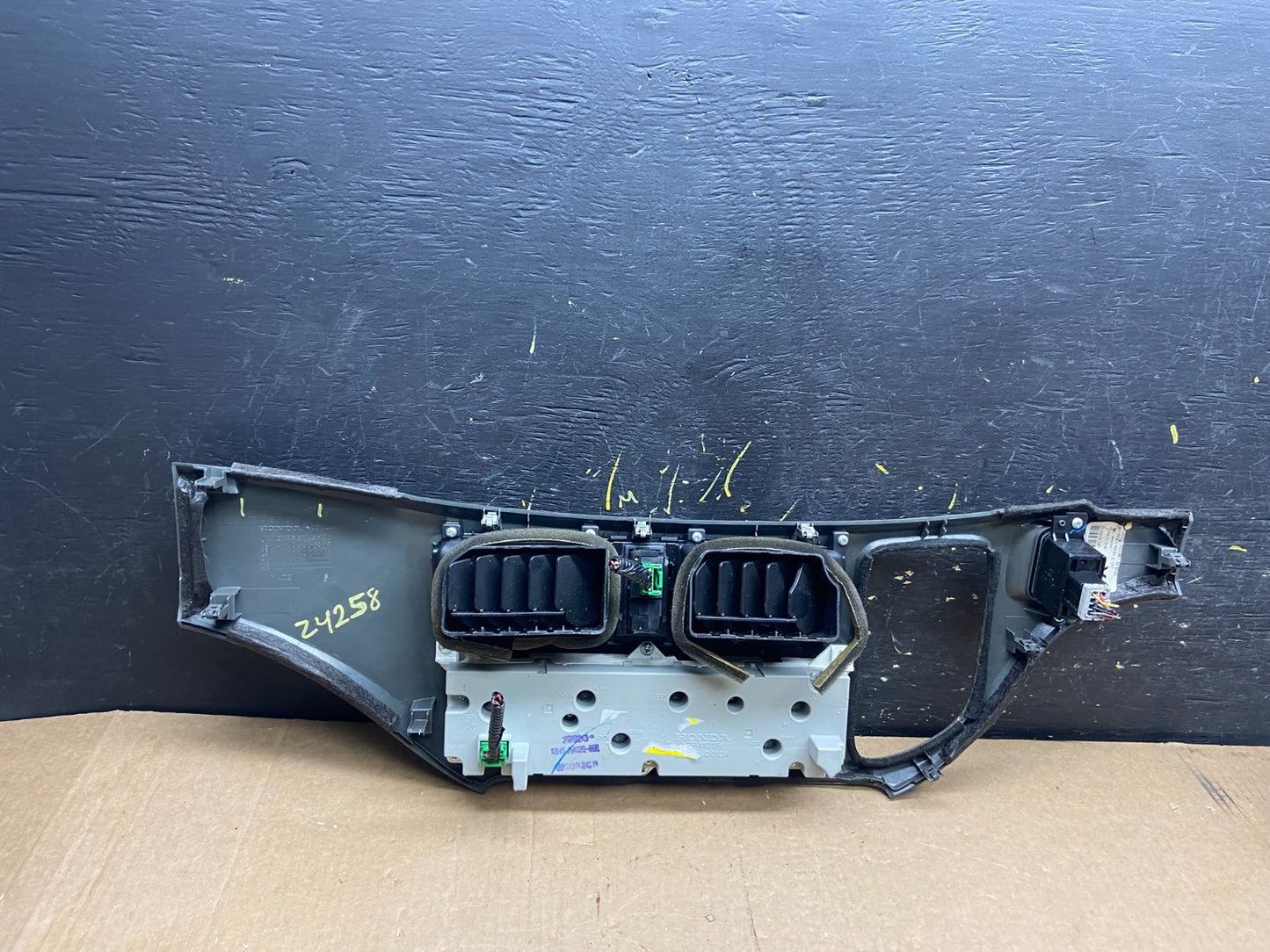 2005 to 2010 Honda Odyssey  Radio Climate Control Dash Trim Bezel Z4258 DG4