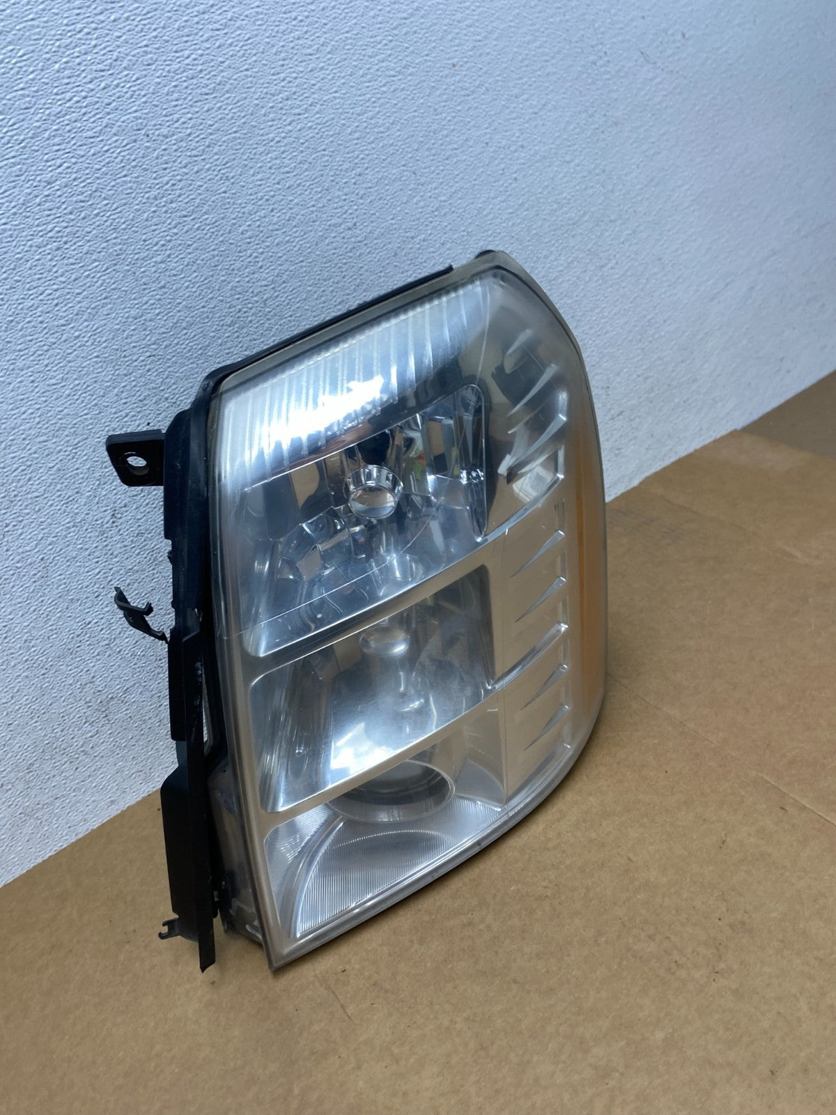 2007 - 2014 Cadillac Escalade Left Driver LH Side Xenon HID Headlight AE2902 DW2