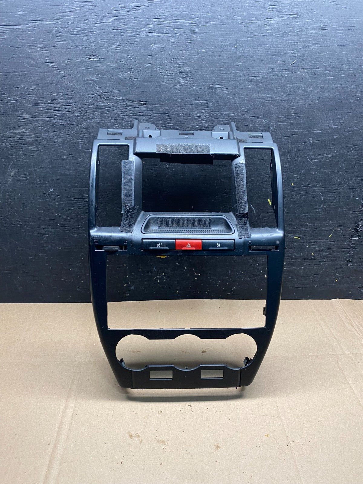 2008 - 2012 Land Rover LR2 OEM Center Radio Climate Dash Air Vent Bezel R8714 DG0