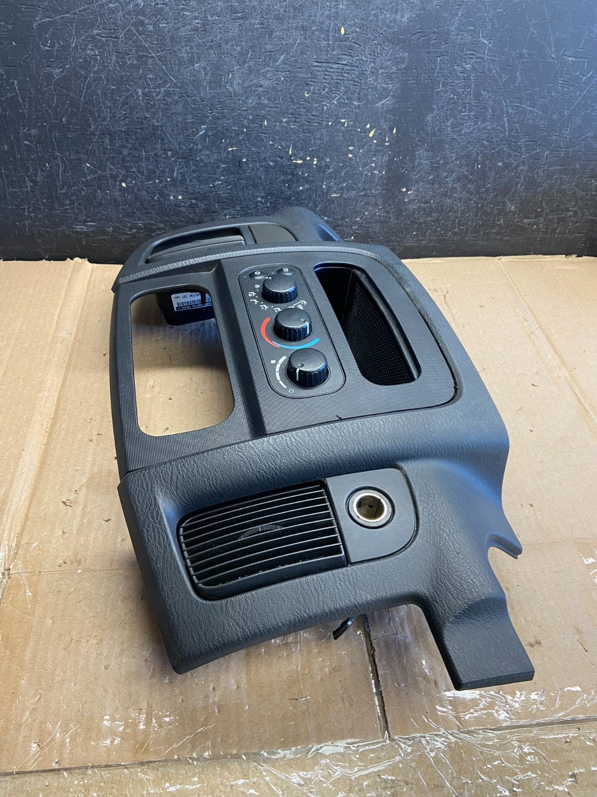 2002 to 2005 Dodge Ram Radio Climate Control Dash Air Vent Bezel Trim AI2676 DG1