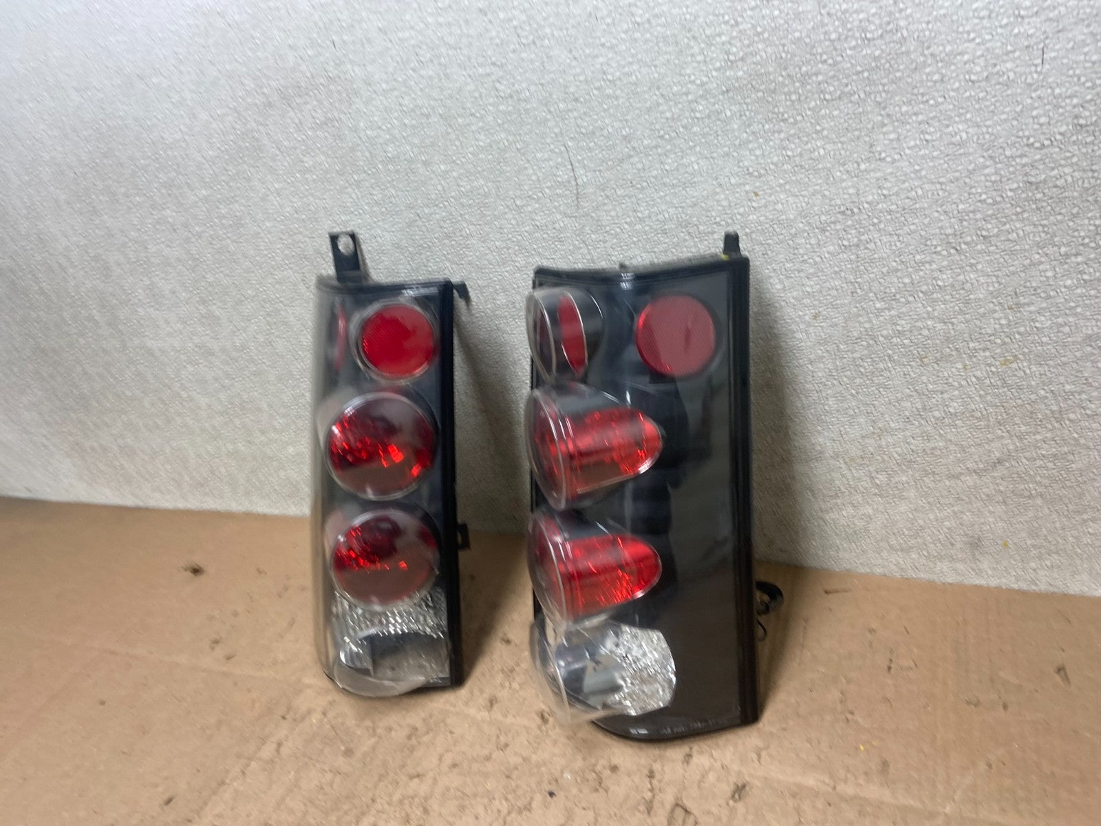 1996-2002 GMC Savana Express 1500 Van Left+Right Set Black Tail Lights Y4987 DG1