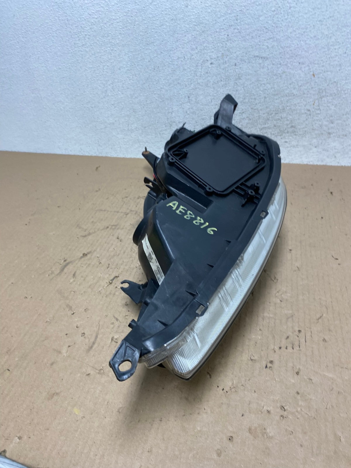 2004-2005 Toyota Sienna Right Passenger Halogen Headlight TYC AE8816 LK8