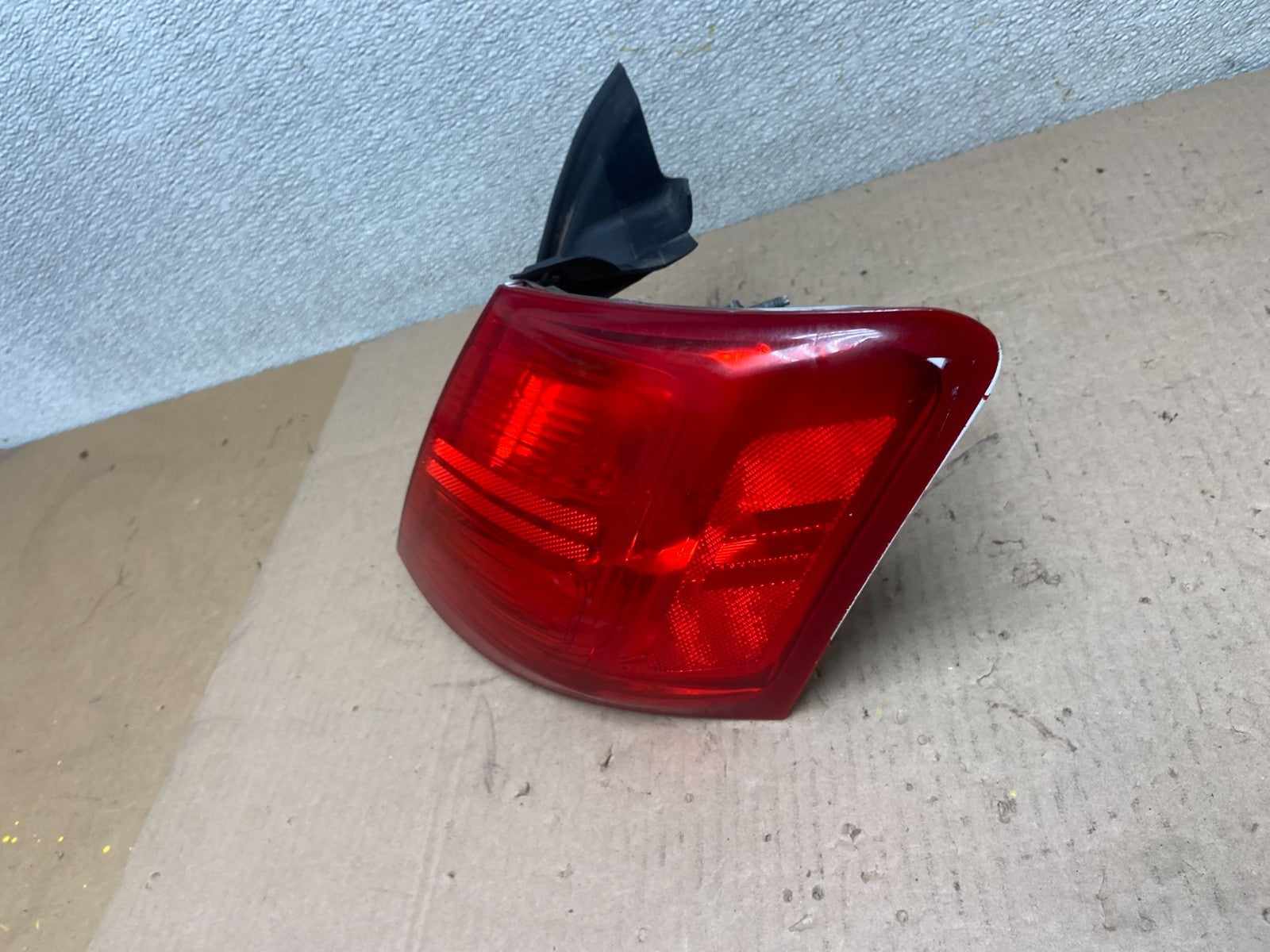 2014 to 2018 Ford Taurus Interceptor Right Passenger RH Tail Light OEM AA0592 DW1