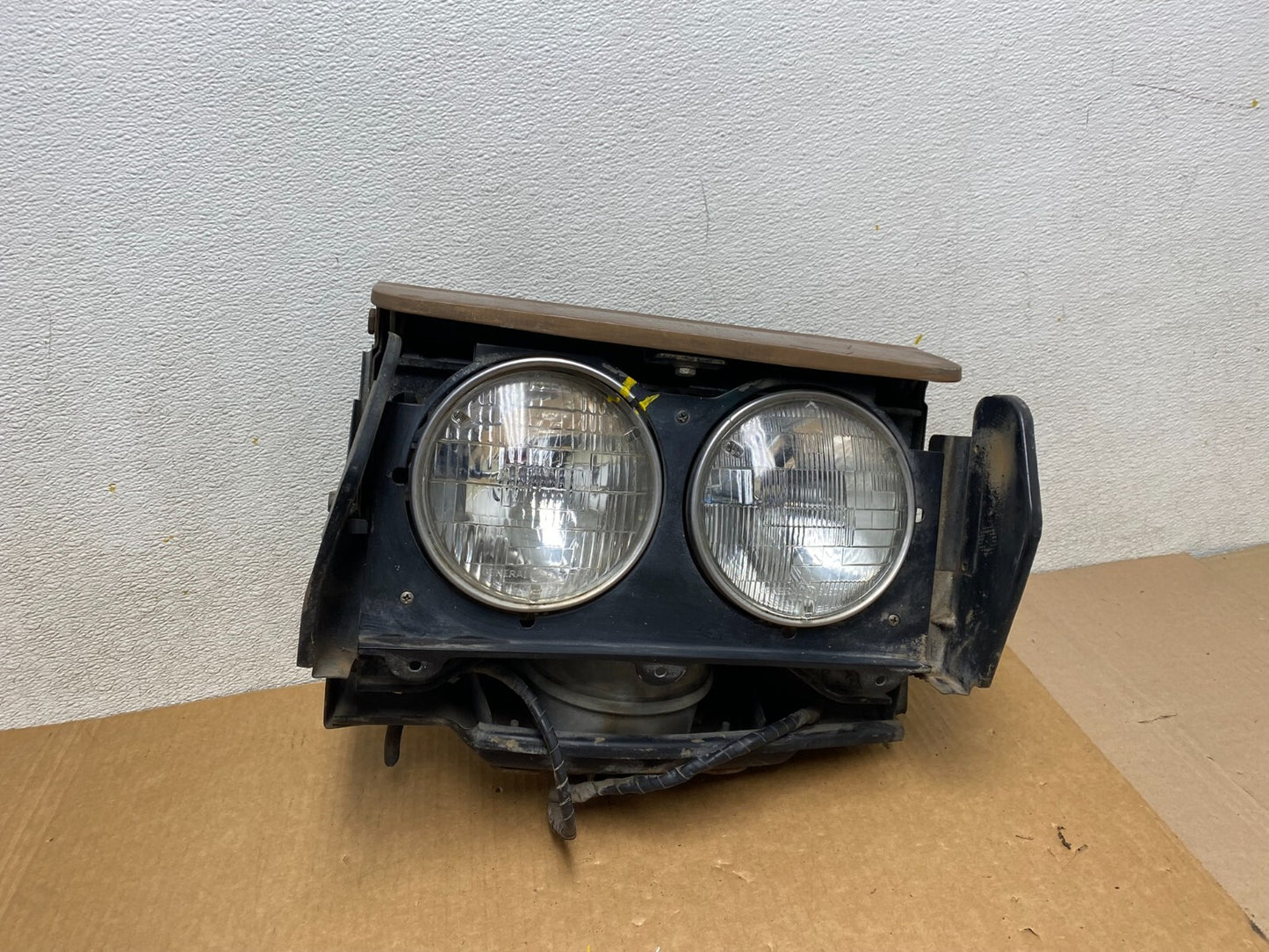 1969 1970 1971 Lincoln Continental Left Driver Side Headlight I05660
