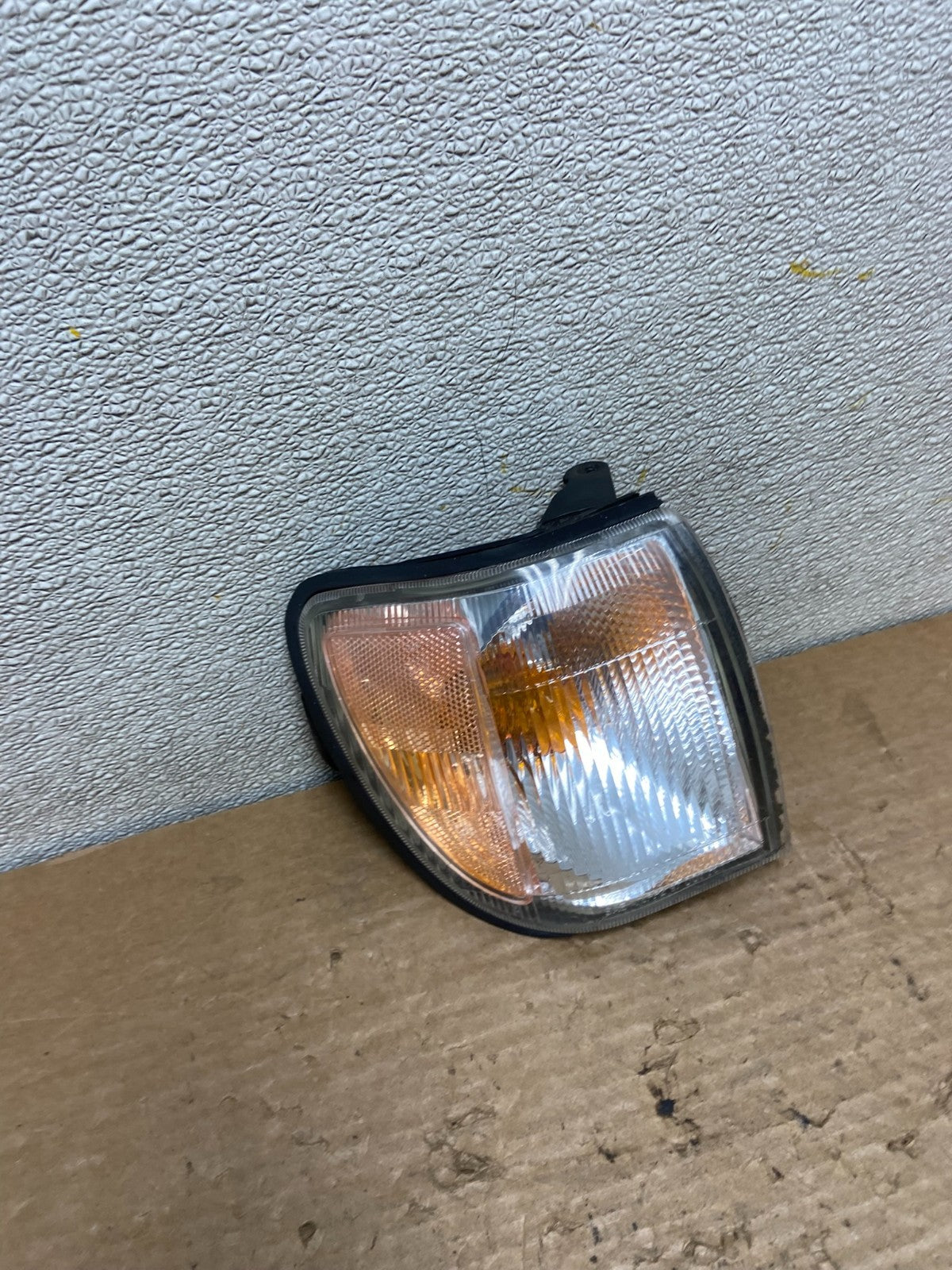 1999 to 2004 Nissan Pathfinder Passenger Corner Park Light Turn Signal Z3595 DW2