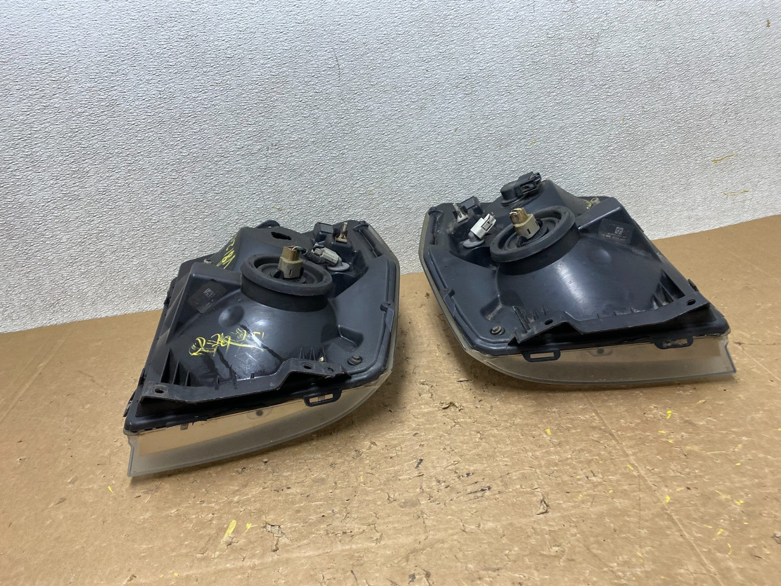 2008-2014 Ford Econoline E150 E250 E350 Left+Right Headlights V8120 DW11