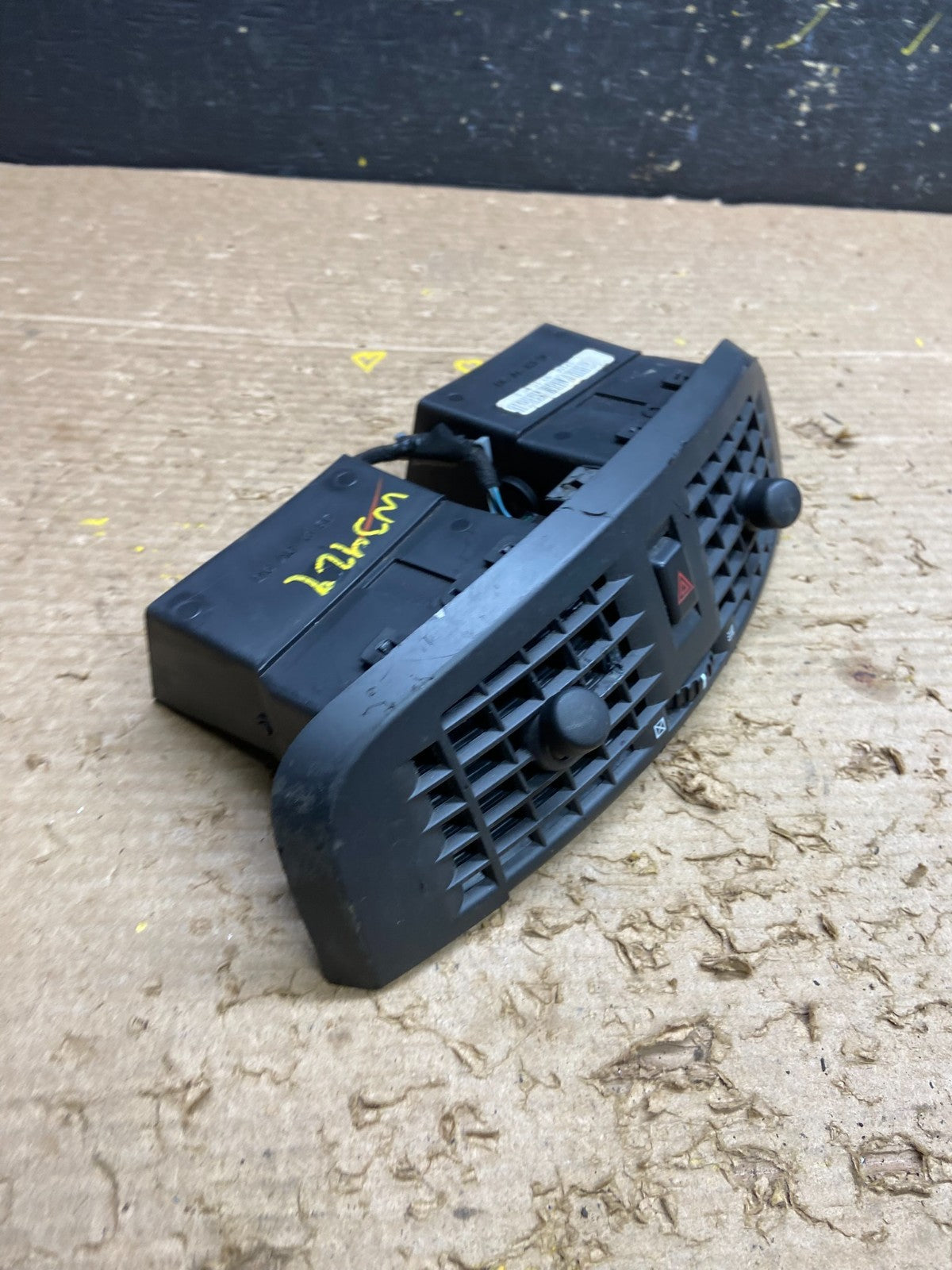 2004 to 2009 Cadillac SRX Front Center Dash A/C Air Vent W3429 DG1
