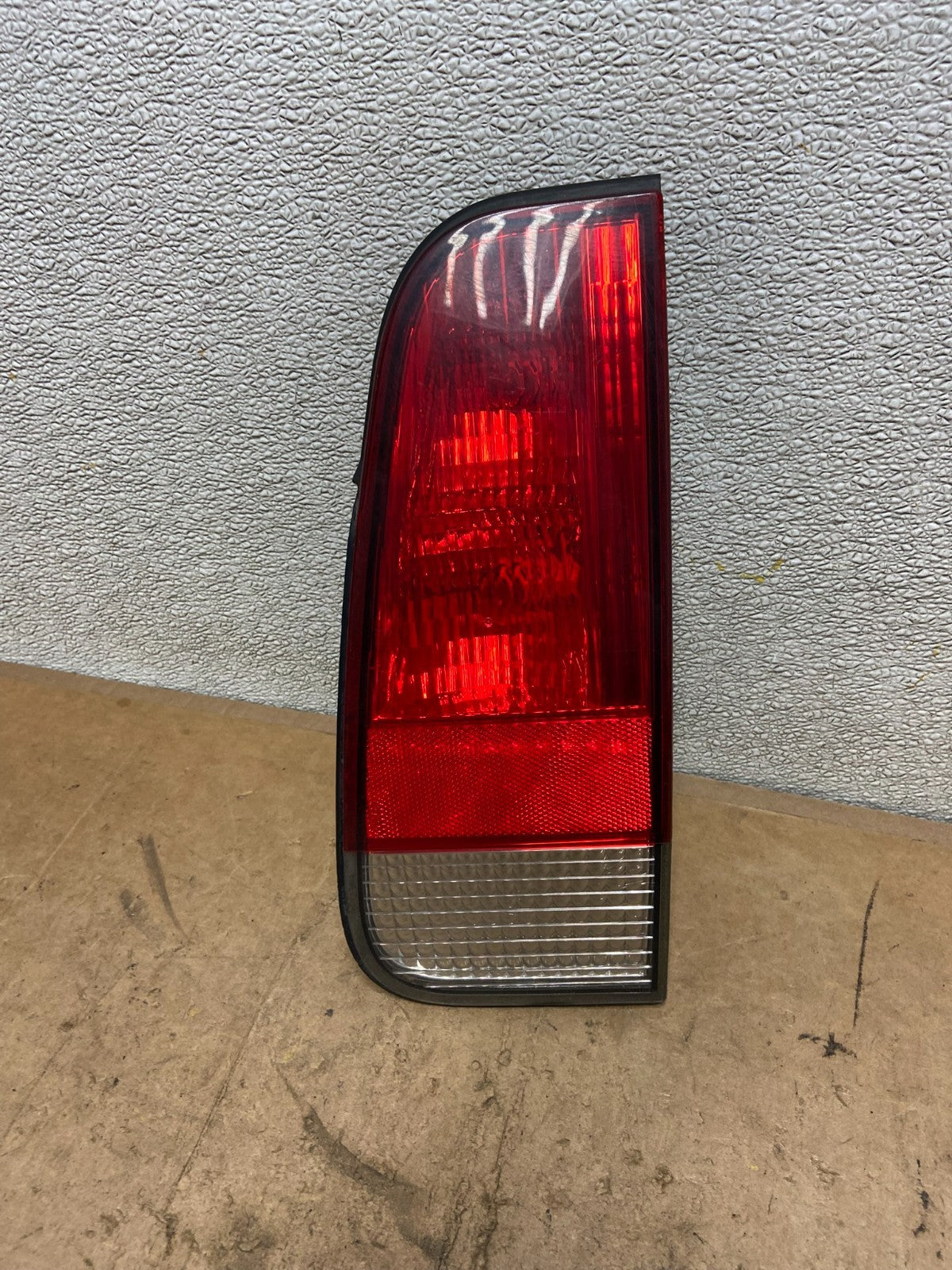 2003 to 2005 Lincoln Aviator Right Passenger Inner Tail Light Side OEM X8986 DW0