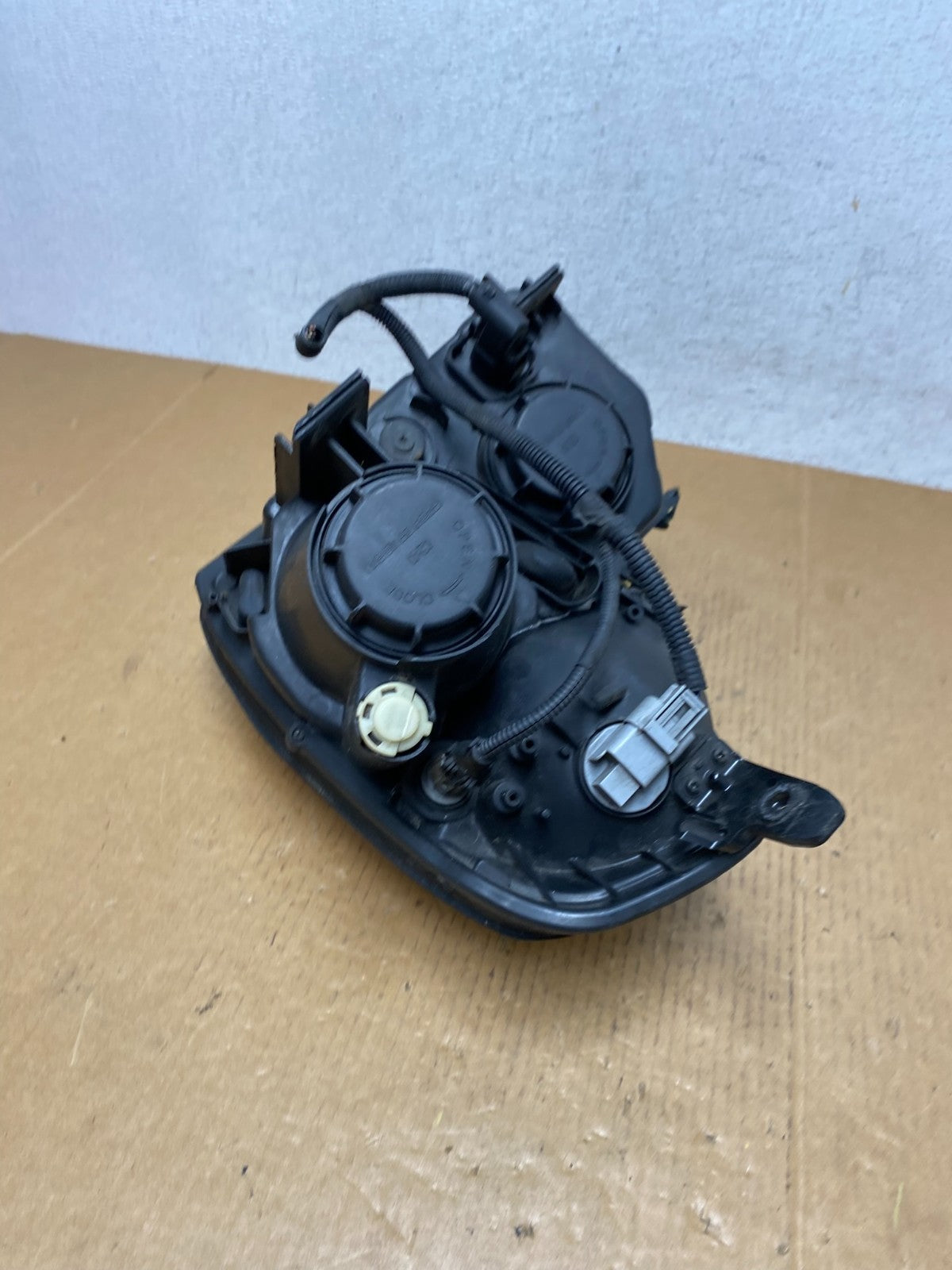 2008-2012 Kia Sedona Right Passenger RH Side Headlight Halogen AE0494 DW7