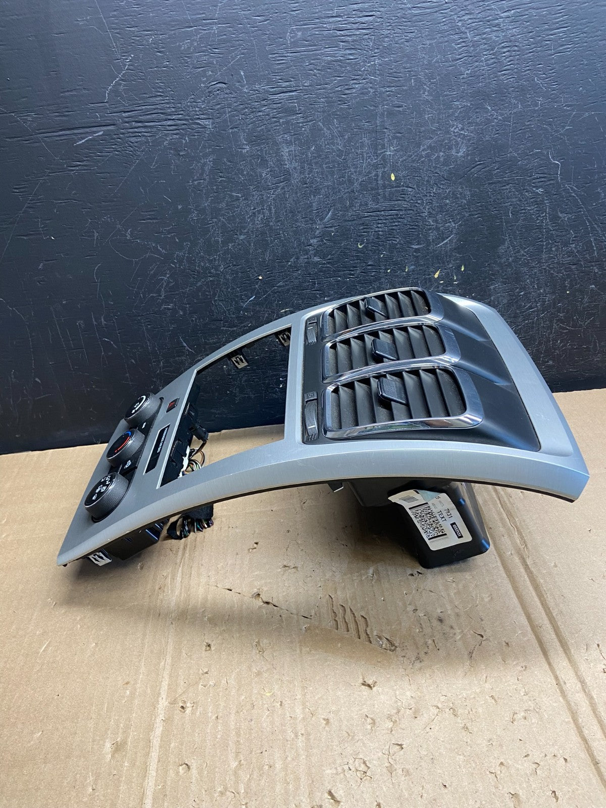 2007 - 2012 GMC Acadia A/C Heater Climate Control Radio Panel Bezel OE AE1747 DG2