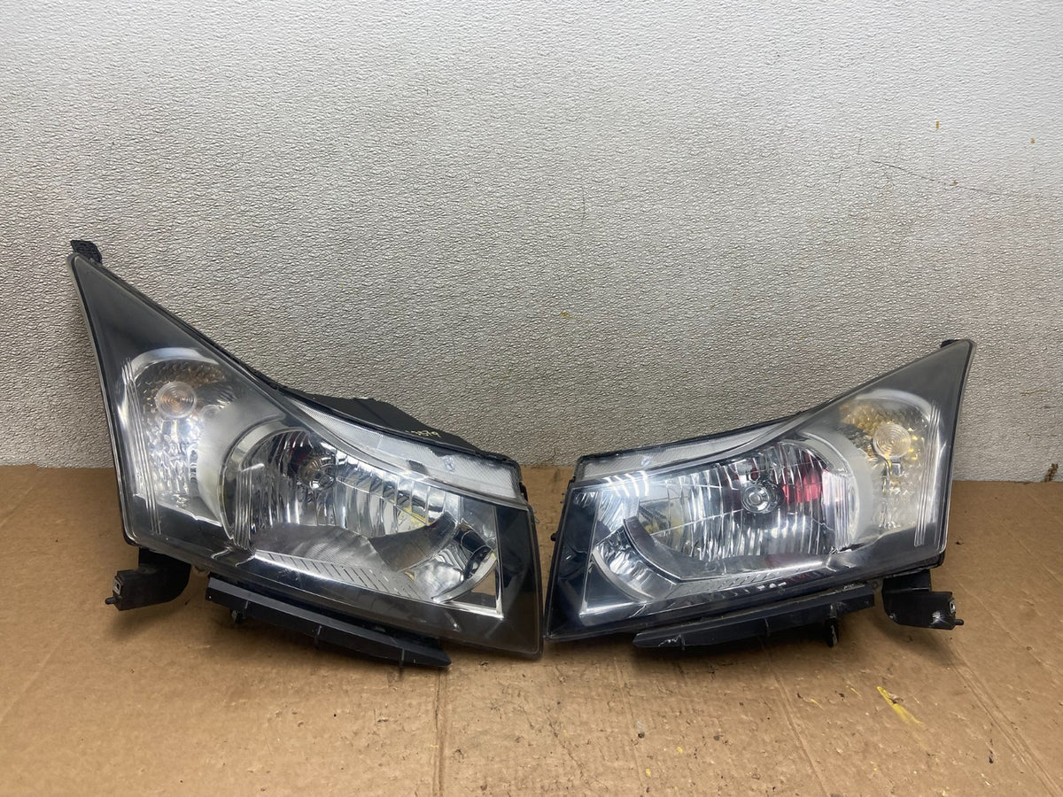2011 to 2015 Chevrolet Cruze Halogen Left+Right Set Headlights AA3579 PS0