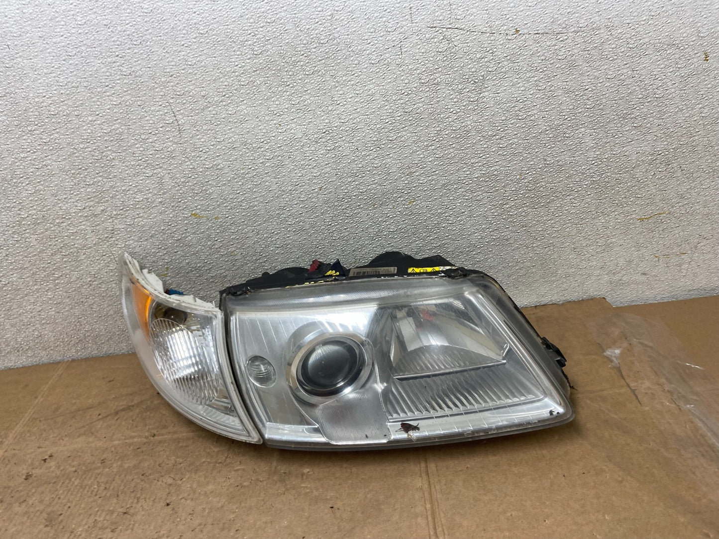 2002 to 2005 Saab 9-5 Right Passenger Side Xenon HID Headlight OEM y5974 DG0